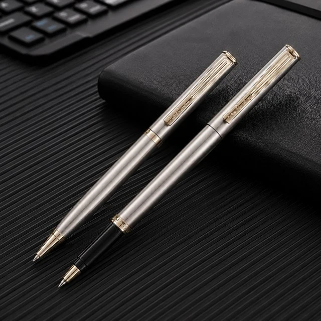 Набор Pierre Cardin коллекция «ПАРА (PEN&PEN)» : ручка шариковая + роллер, корпус - латунь. Отделка - стальное матовое покрытие. Детали дизайна - позолота. Цвет - стальной.