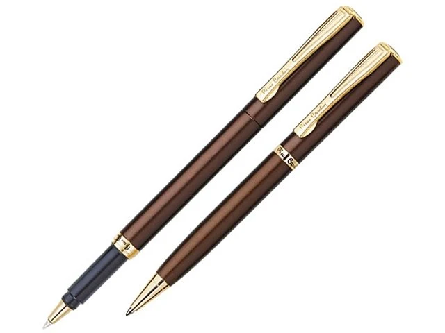 Набор Pierre Cardin коллекция «ПАРА (PEN&PEN)»: ручка шариковая + роллер. Корпус - латунь. Отделка - бронзовое покрытие металлик. Детали дизайна - позолота. Цвет - коричневый